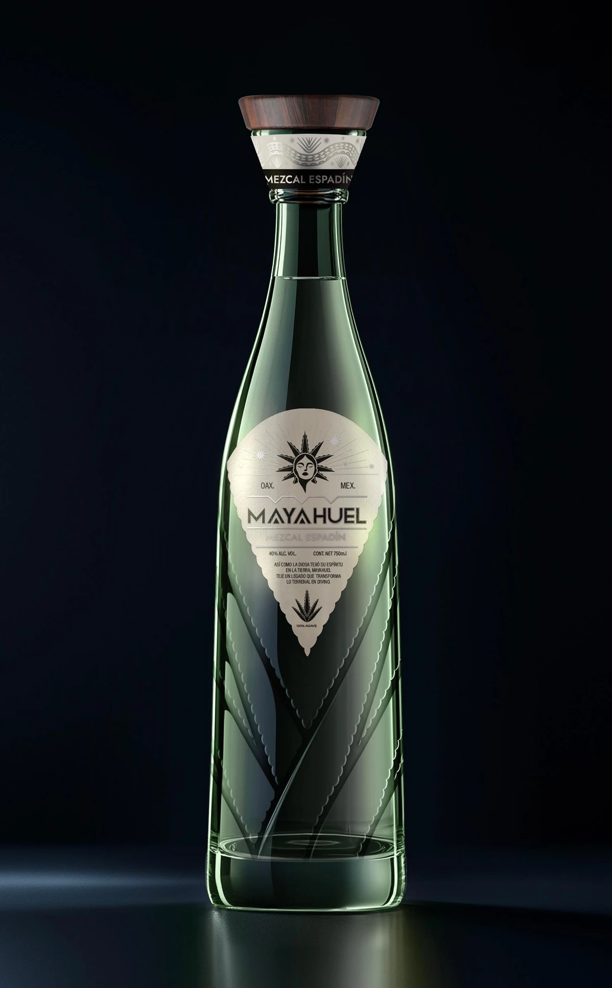Botella de Mayahuel Mezcal Espadín: vidrio verde con pencas en relieve, tapón de madera y etiqueta en forma de punta de penca con el rostro de la diosa