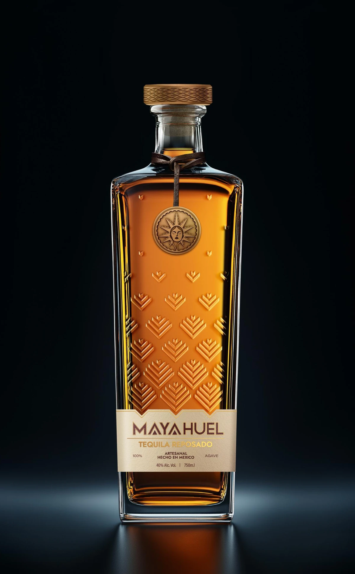 Botella de Mayahuel Tequila Reposado: tequila ámbar, pencas en relieve en el vidrio, medalla dorada con un rostro al centro de un sol y tapón dorado con relieve tejido